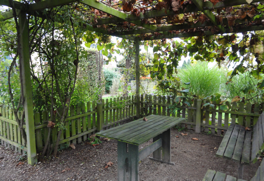 Pergola-Blick zum Garten