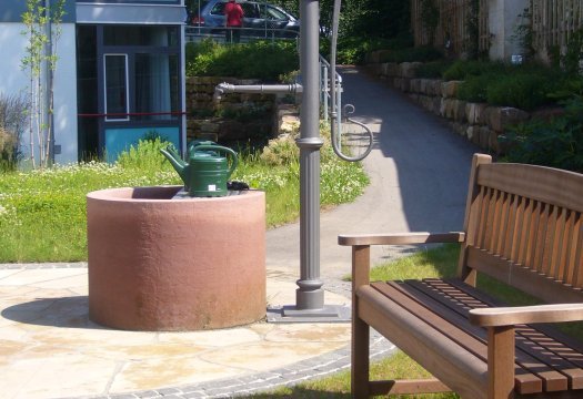 Brunnen mit Bank