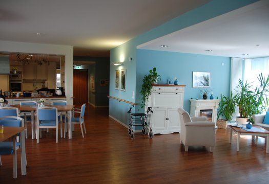 Blick auf Wohngruppe blau mit Küche und Wohnraum